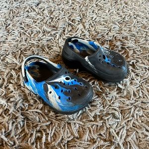 Size 4 infant/toddler shoes - croc knockoff